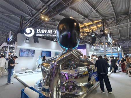 直击WAIC|均胜电子展台巨型机器人头部吸睛	，灵巧手、机器人头部总成等集中亮相