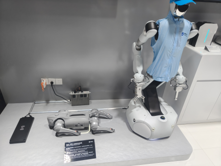直击WAIC|均胜电子展台巨型机器人头部吸睛，灵巧手、机器人头部总成等集中亮相