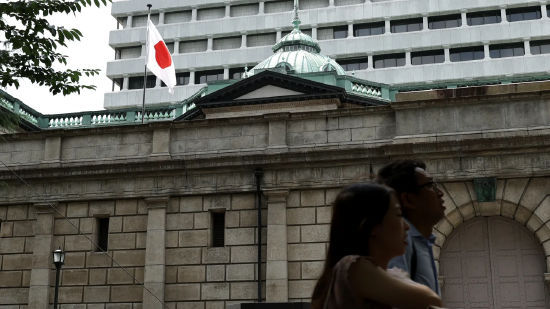 日本央行维持利率1%不变	，警告核心通胀或将突破2%政策目标